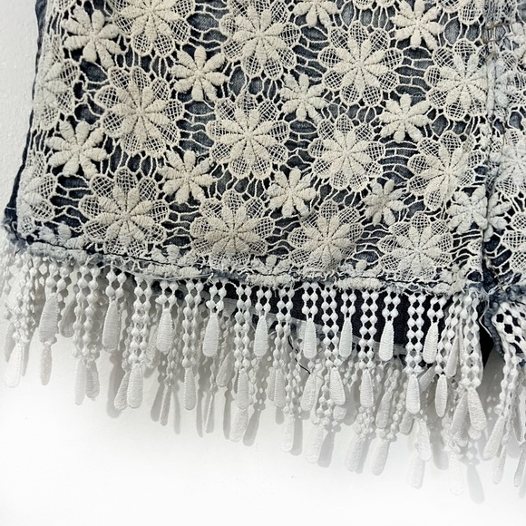 Vintage lei 1990’s Jean shorts with floral crochet and fringe. size 13. - Picture 11 of 16